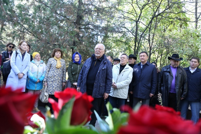 Ákem-teatry Ázirbaıjan Mámbetov rýhyna taǵzym etti