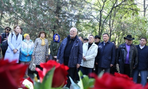 Ákem-teatry Ázirbaıjan Mámbetov rýhyna taǵzym etti